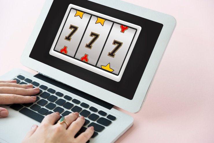 Pengguna memanfaatkan fitur kontrol responsible gaming via smartphone dengan antarmuka intuitif