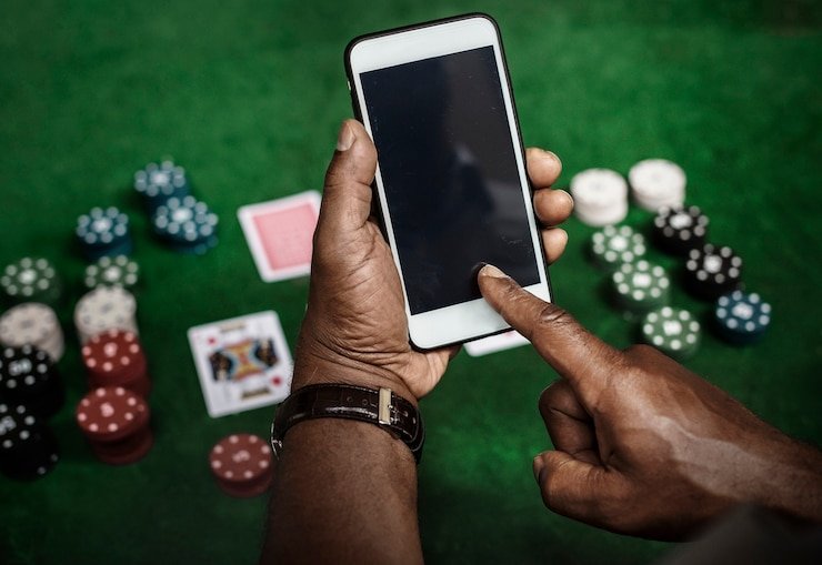 Pengguna melakukan login dengan aman melalui perangkat mobile di platform bursa77